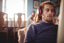 Hipster-Mann hört Musik und entspannt sich zu Hause — Stockfoto