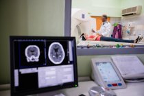 Цифровое сканирование мозга на мониторе компьютера со сканером МРТ в фоновом режиме — стоковое фото
