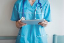 Середина медсестри з використанням цифрового планшета в лікарні — стокове фото