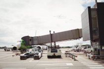 Avião com ponte de carregamento se preparando para partida no terminal do aeroporto — Fotografia de Stock