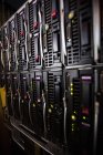 Close-up de torres de hardware na sala de servidores — Fotografia de Stock