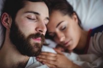 Пара спят вместе на кровати в спальне — стоковое фото