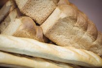 Panes de primer plano de pan fresco en el supermercado - foto de stock
