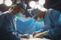 Due chirurghi che eseguono operazioni in sala operatoria in ospedale — Foto stock