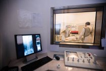 Radiografía de la médula espinal en el monitor de computadora en el hospital - foto de stock