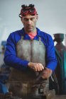 Soudeur masculin portant un gant en atelier — Photo de stock