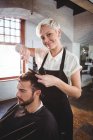 Uomo ottenere i capelli tagliati a parrucchiere — Foto stock