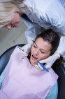 Zahnarzt untersucht Patienten mit Werkzeug in Zahnklinik — Stockfoto