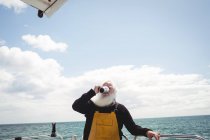Pescador bebendo café da xícara no barco — Fotografia de Stock