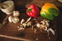 Close-up of chopping board and vegetables in kitchen — Stock Photo