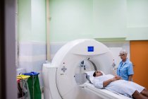 Пацієнт, який входить до машини сканування мрі в лікарні — стокове фото