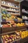 Variedade de frutas em caixas de madeira no supermercado — Fotografia de Stock
