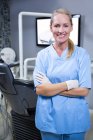 Помощник стоматолога улыбается в камеру в стоматологической клинике — стоковое фото