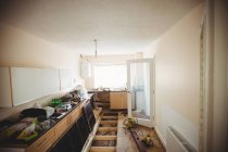 Дверна рамка і теслярське обладнання на кухні вдома — стокове фото