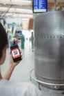 Жінка-пасажир використовує мобільний телефон в терміналі аеропорту — стокове фото
