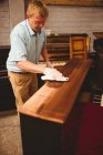 Tecnico di pianoforte che ripara pianoforte vintage in officina — Foto stock