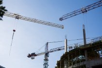 Crane and building construction site in daylight — Stock Photo