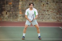 Giocatore di tennis pronto a giocare di giorno — Foto stock