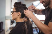 Укладка мужских волос парикмахером в салоне — стоковое фото