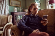 Молодий чоловік використовує мобільний телефон — стокове фото