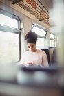 Frau benutzte Handy während Zugfahrt — Stockfoto