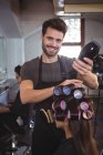 Lächelnde männliche Friseur Styling Kundenhaar im Salon — Stockfoto