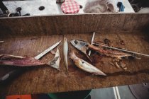 Філе риби на столі в човні — стокове фото