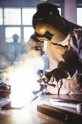 Soldadura soldadora de metal en el taller - foto de stock