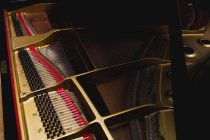 Primo piano delle corde aperte del pianoforte, full frame — Foto stock