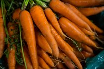 Крупный план свежей моркови в супермаркете — стоковое фото