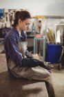 Schweißerin trägt Handschuh in Werkstatt — Stockfoto