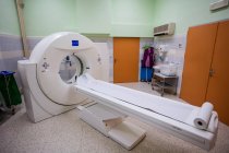 Máquina de varredura de ressonância magnética na sala de digitalização do hospital — Fotografia de Stock