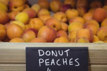 Nahaufnahme von Donut-Pfirsichen in Schachtel im Supermarkt — Stockfoto