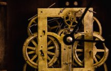 Mecanismo de reloj vintage con engranajes - foto de stock