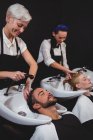 Клиенты моют волосы в салоне — стоковое фото