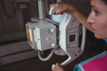Medico donna che lavora con la macchina a raggi X in ospedale — Foto stock