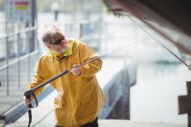 Barca di pulizia uomo con rondella a pressione nella giornata di sole — Foto stock