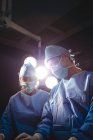 Хирурги, выполняющие операции в операционной в больнице — стоковое фото