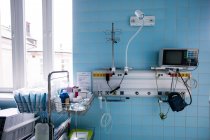 Equipamentos médicos em quarto de hospital interior — Fotografia de Stock