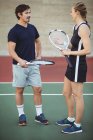 Dois jogadores de tênis conversando no tribunal após o jogo — Fotografia de Stock