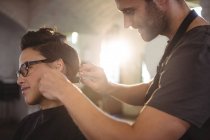 Жінка отримує волосся, обрізане в салоні — стокове фото