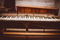 Крупный план старинной фортепианной клавиатуры в мастерской — стоковое фото