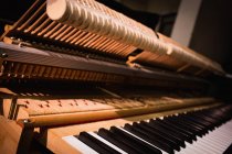 Nahaufnahme alter Klaviertastaturen in der Werkstatt — Stockfoto