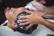 Femme obtenir son lavage de cheveux au salon — Photo de stock