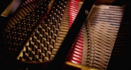 Close-up de cordas de piano abertas, quadro completo — Fotografia de Stock