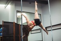 Резервного зору танцюрист практикуючих полюс танець полюса в фітнес-студія — стокове фото