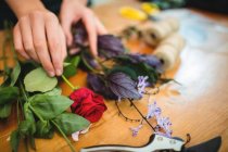 Immagine ritagliata di fiorista femminile preparare mazzo di fiori al suo negozio di fiori — Foto stock