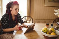 Smart Frau nutzt digitales Tablet zu Hause — Stockfoto
