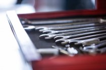 Комплект рабочих инструментов в ящике инструментов в ремонтном гараже — стоковое фото