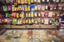 Primo piano delle merci esposte al supermercato — Foto stock